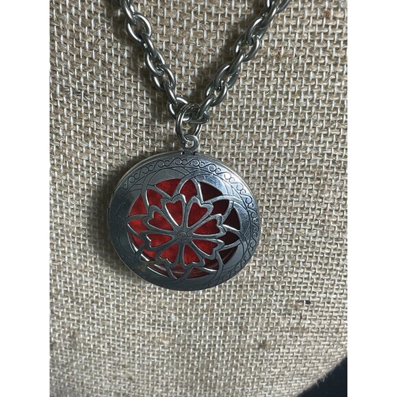Locket Design Aromatherapy Essential Oil Diffuser Necklace With Red Felt Insert - Picture 3 of 6